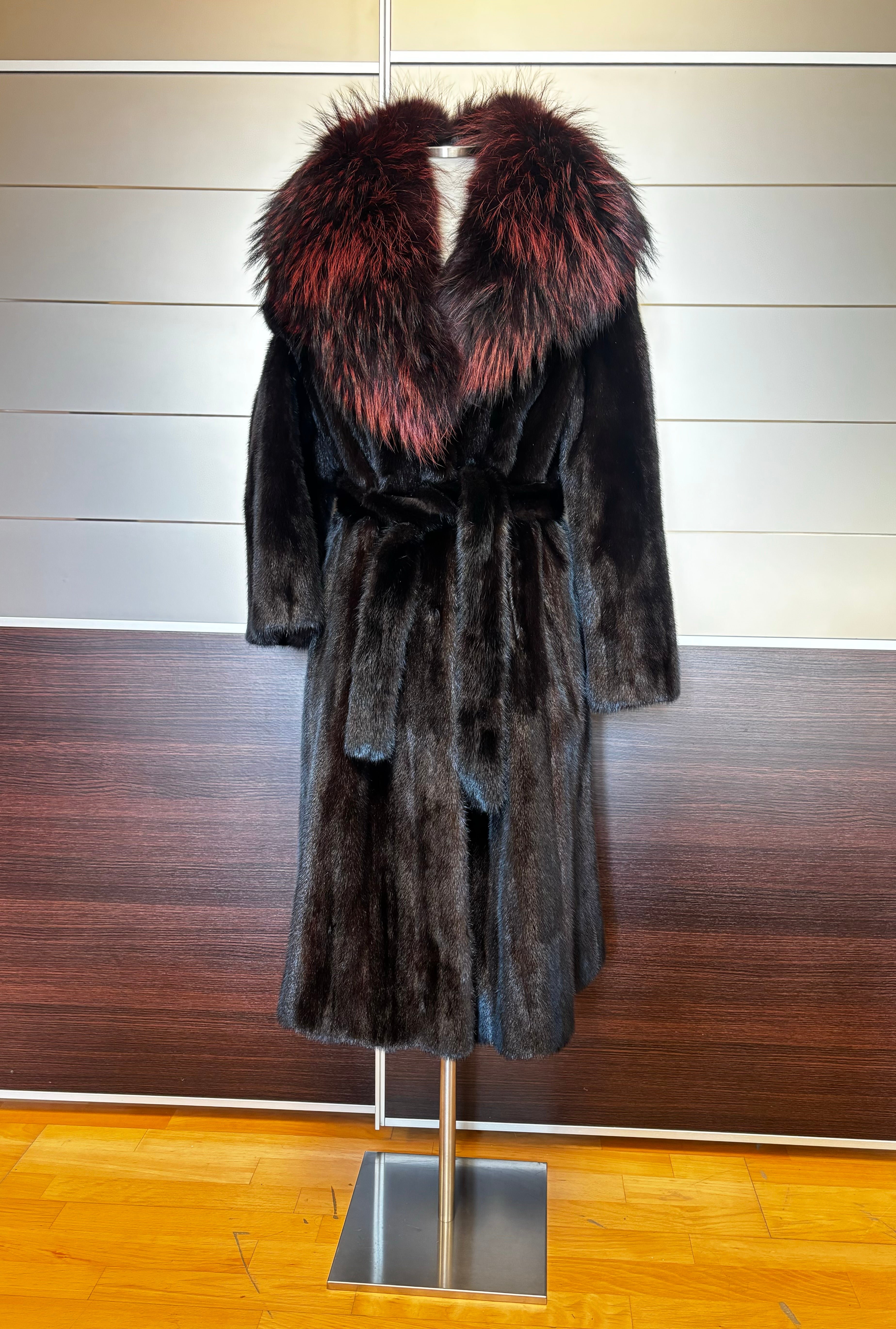 Cappotto di visone con cintura e collo in volpe