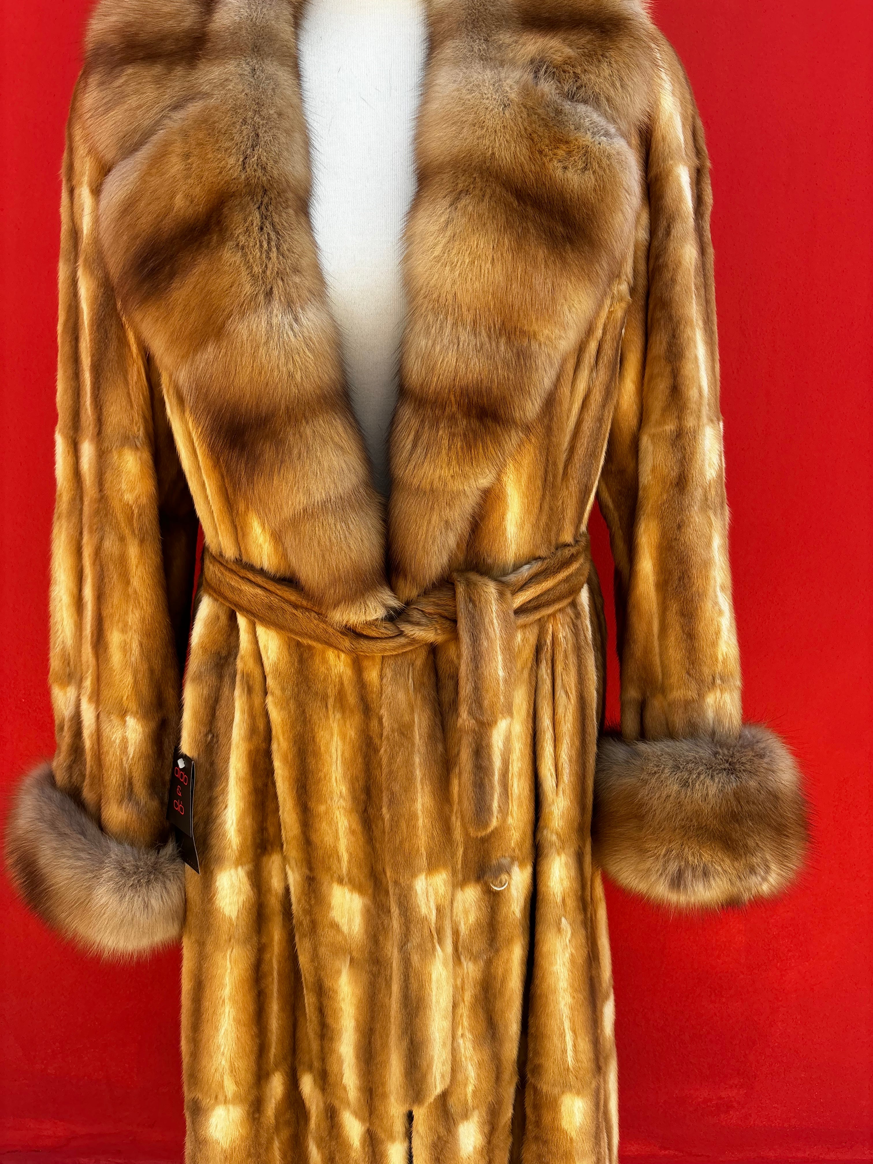 Cappotto di ermellino con collo e polsi in zibellino
