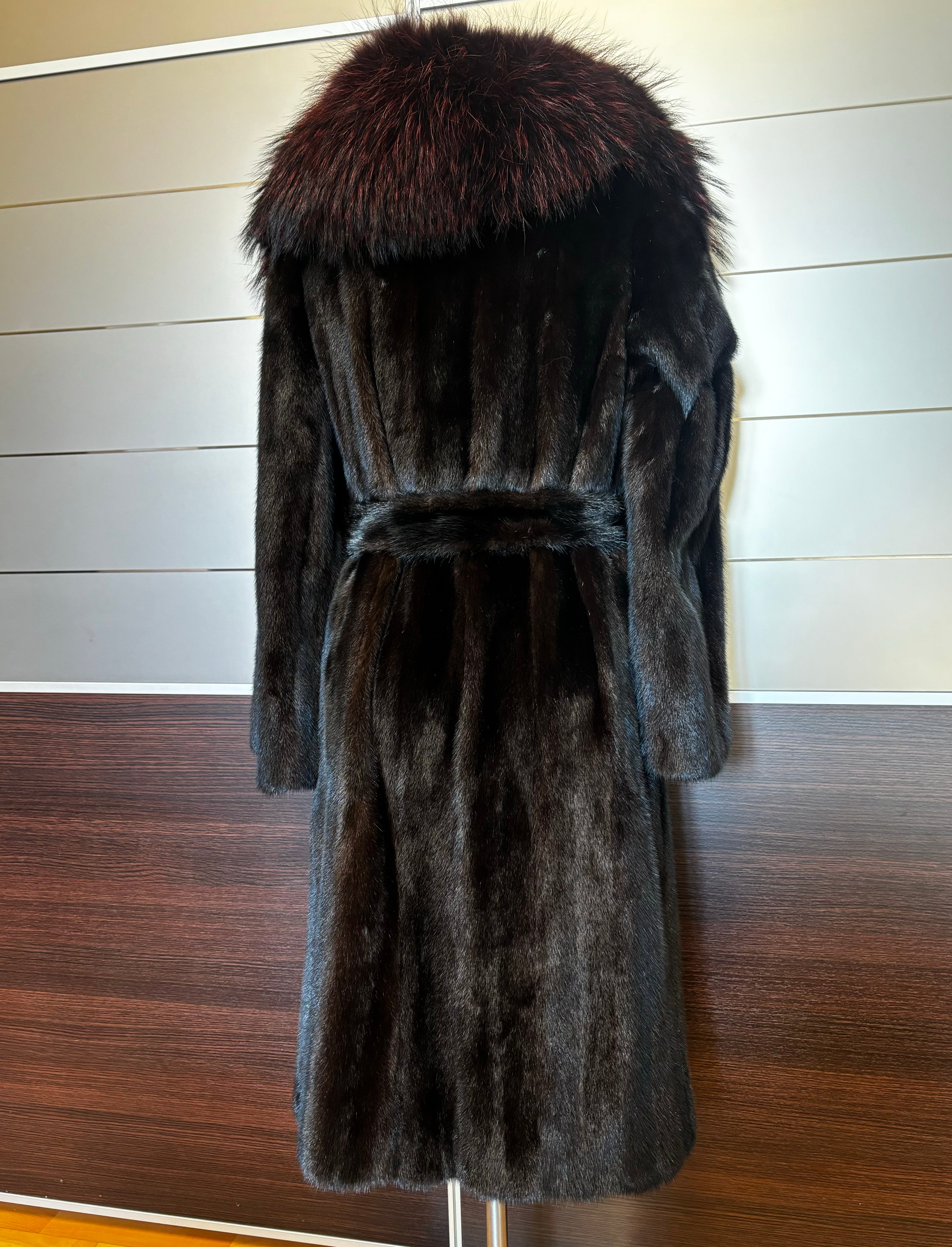 Cappotto di visone con cintura e collo in volpe