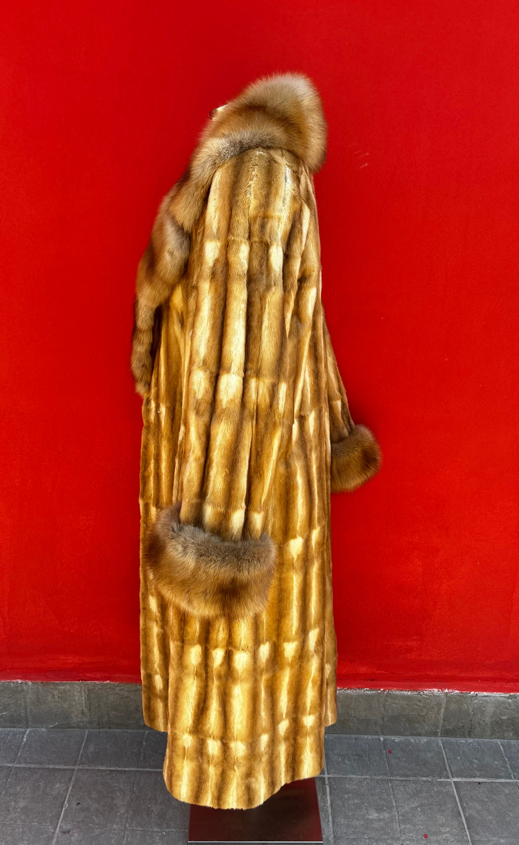 Cappotto di ermellino con collo e polsi in zibellino