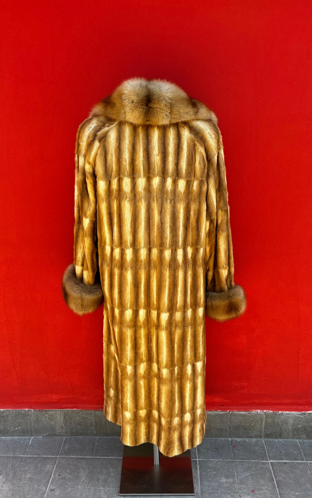 Cappotto di ermellino con collo e polsi in zibellino
