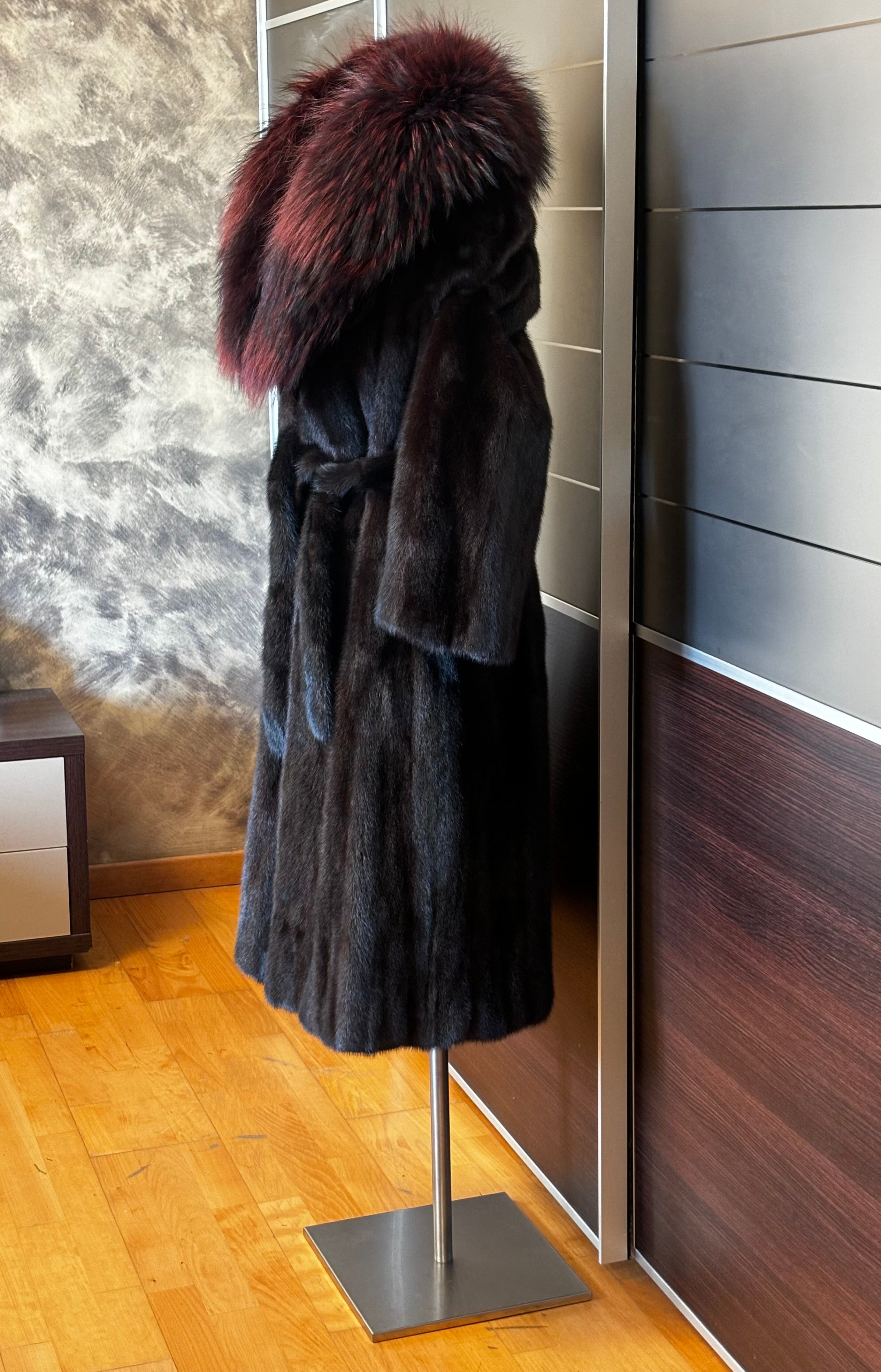 Cappotto di visone con cintura e collo in volpe