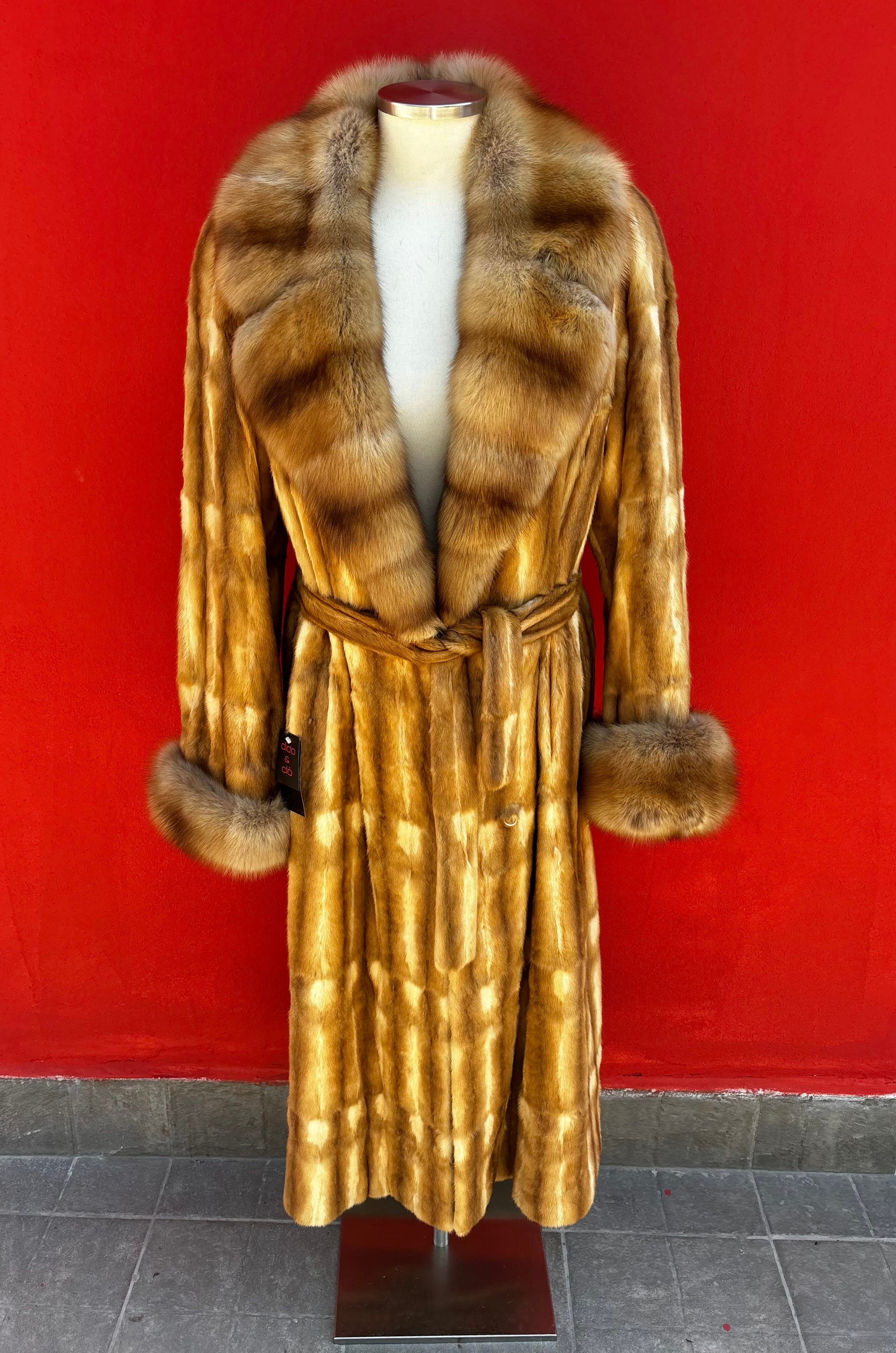 Cappotto di ermellino con collo e polsi in zibellino