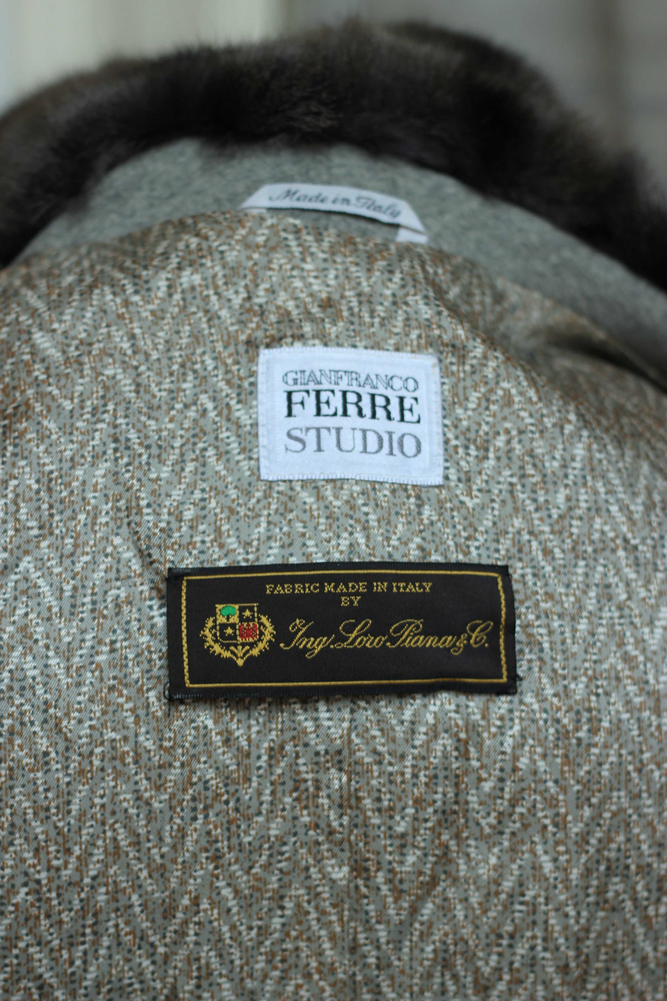 Cappotto di pura lana vergine con bordo di petit gris Gianfranco Ferrè